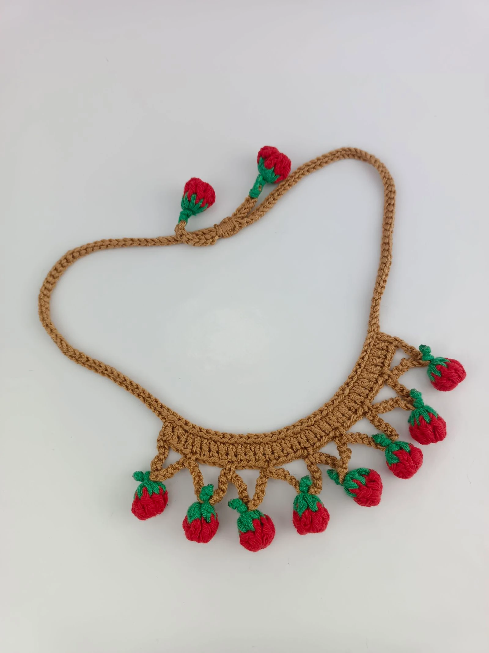 Colar de crochê com maçãs vermelhas – photo 3